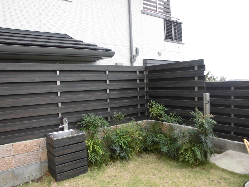 香芝市 目隠しフェンスは木目調のアルミ製板塀で エバーアートウッド 奈良の外構 お庭 エクステリアの専門店リーフユニティ