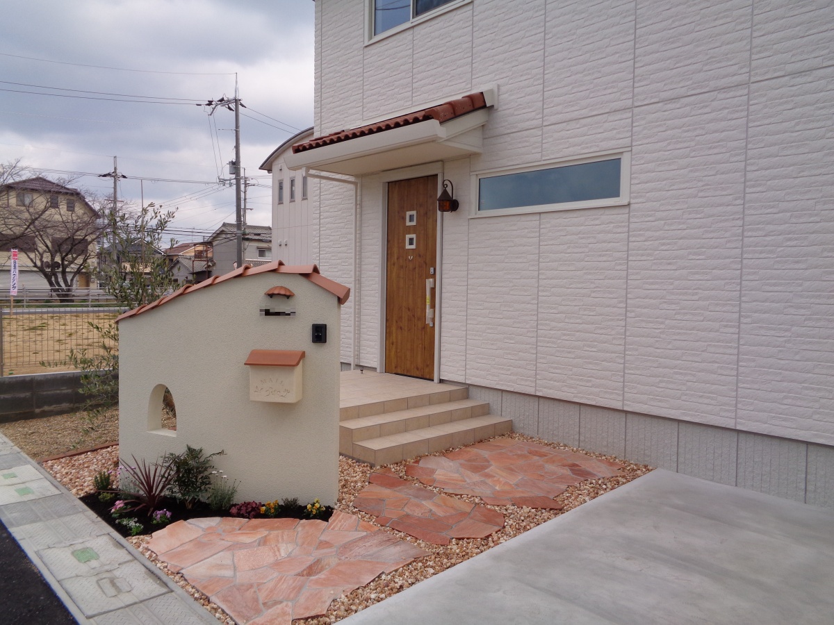 橿原市 南欧風外構 アプローチに隠れた 奈良の外構 お庭 エクステリアの専門店リーフユニティ