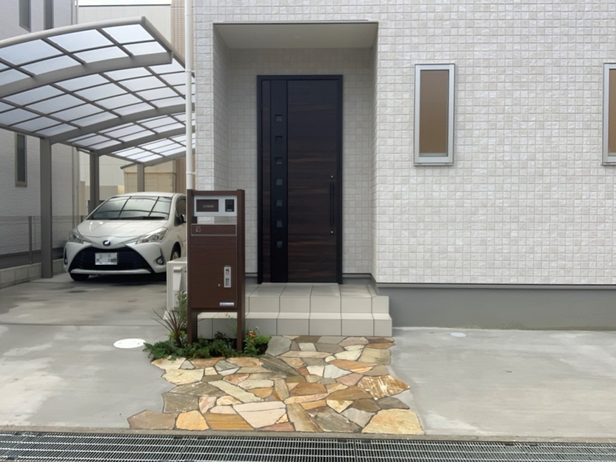 桜井市：乱形石と機能門柱のオープン外構｜宅配ボックス
