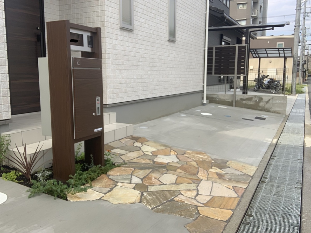 桜井市：乱形石と機能門柱のオープン外構｜宅配ボックス