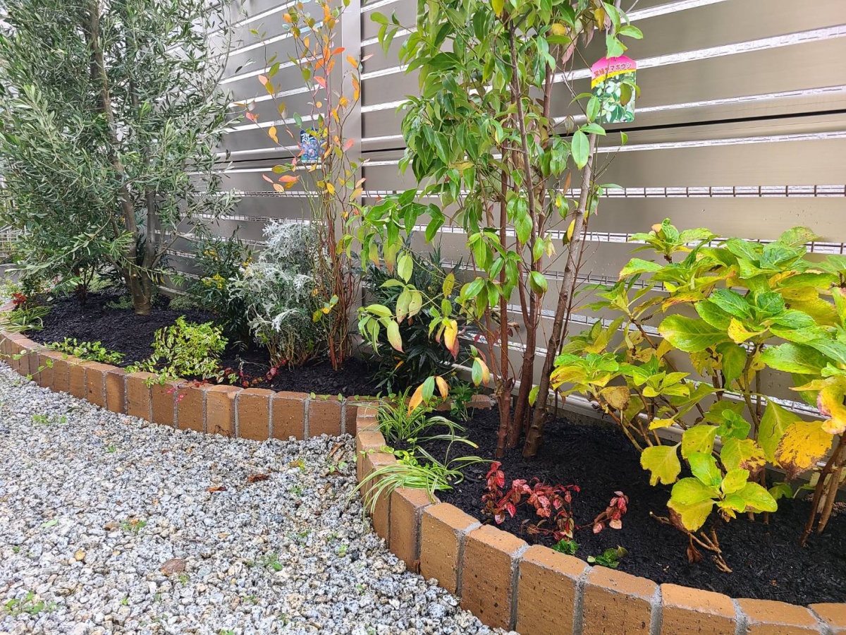 橿原市：レンガの花壇に合う植栽│奈良の外構・お庭・エクステリアの