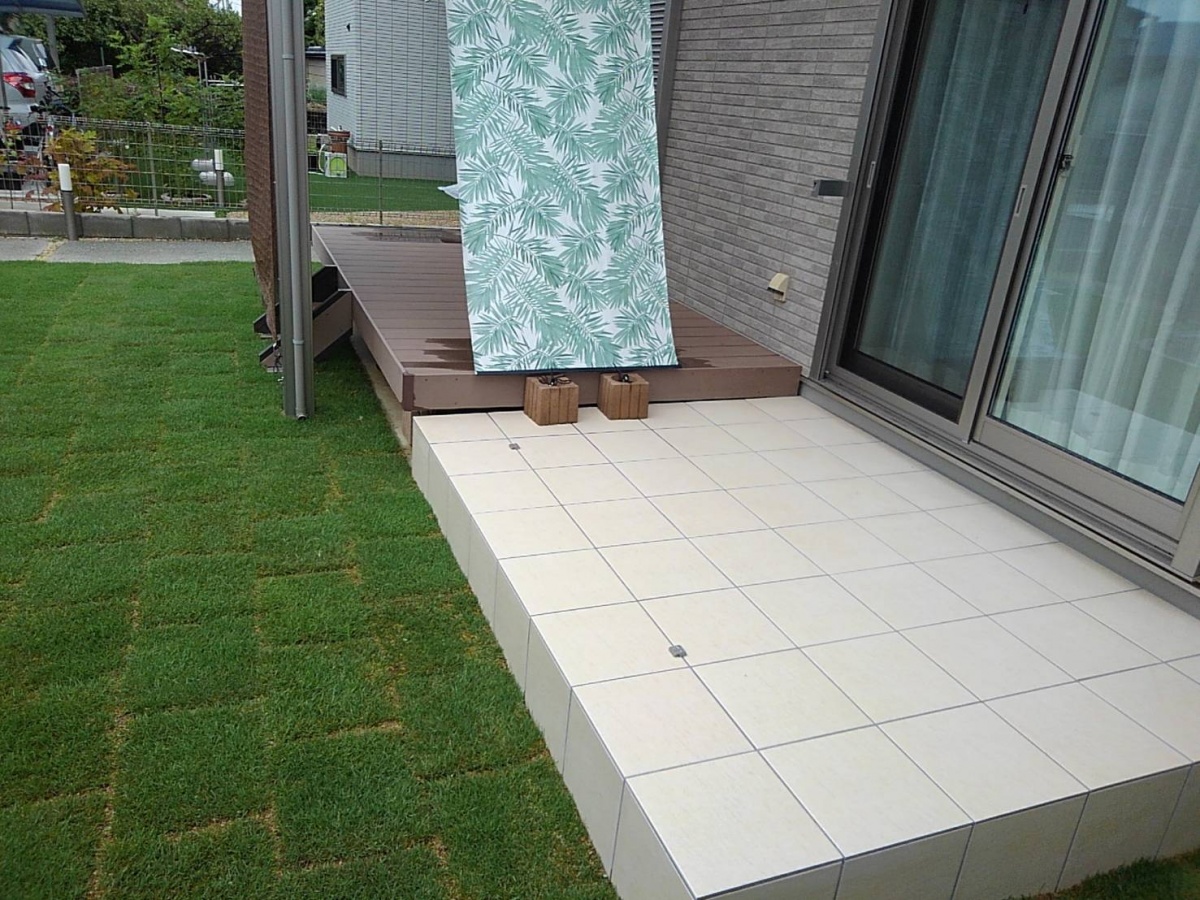 奈良市 芝生のグリーンとタイルテラス 水はけ改善 奈良の外構 お庭 エクステリアの専門店リーフユニティ