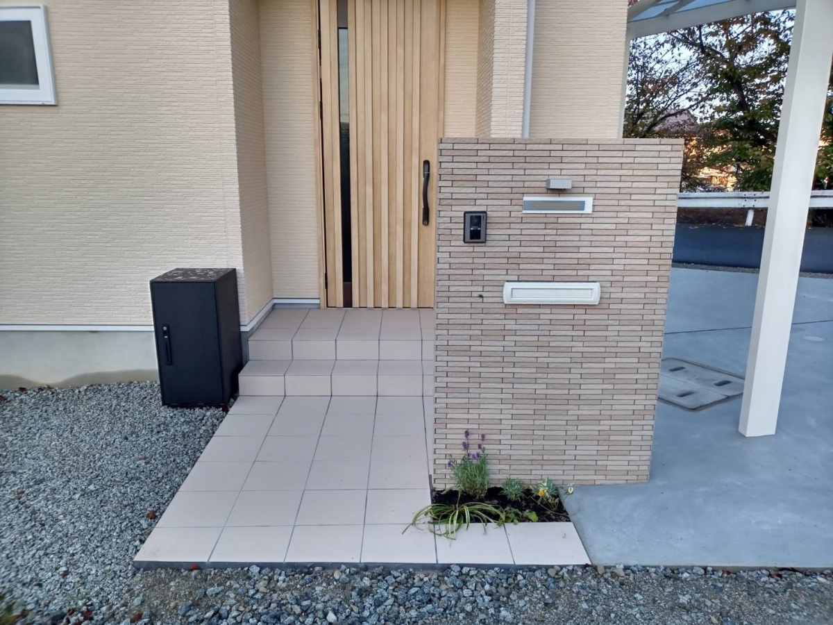 橿原市：ナチュラルで明るいオープン外構｜タイル貼門柱と宅配ボックス