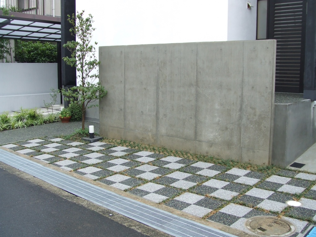 橿原市 市松模様の平板 ガレージのデザイン 奈良の外構 お庭 エクステリアの専門店リーフユニティ