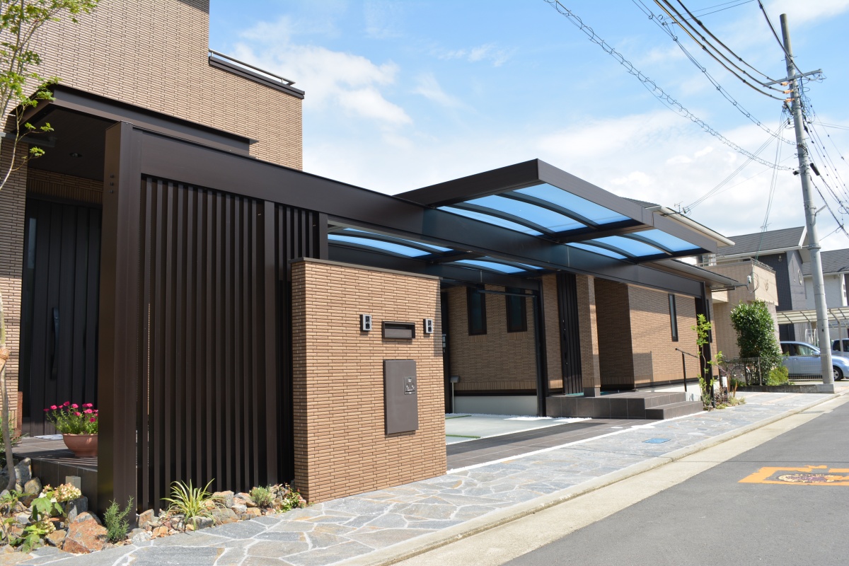 橿原市 広い間口のカーポート Uスタイルアゼスト 奈良の外構 お庭 エクステリアの専門店リーフユニティ