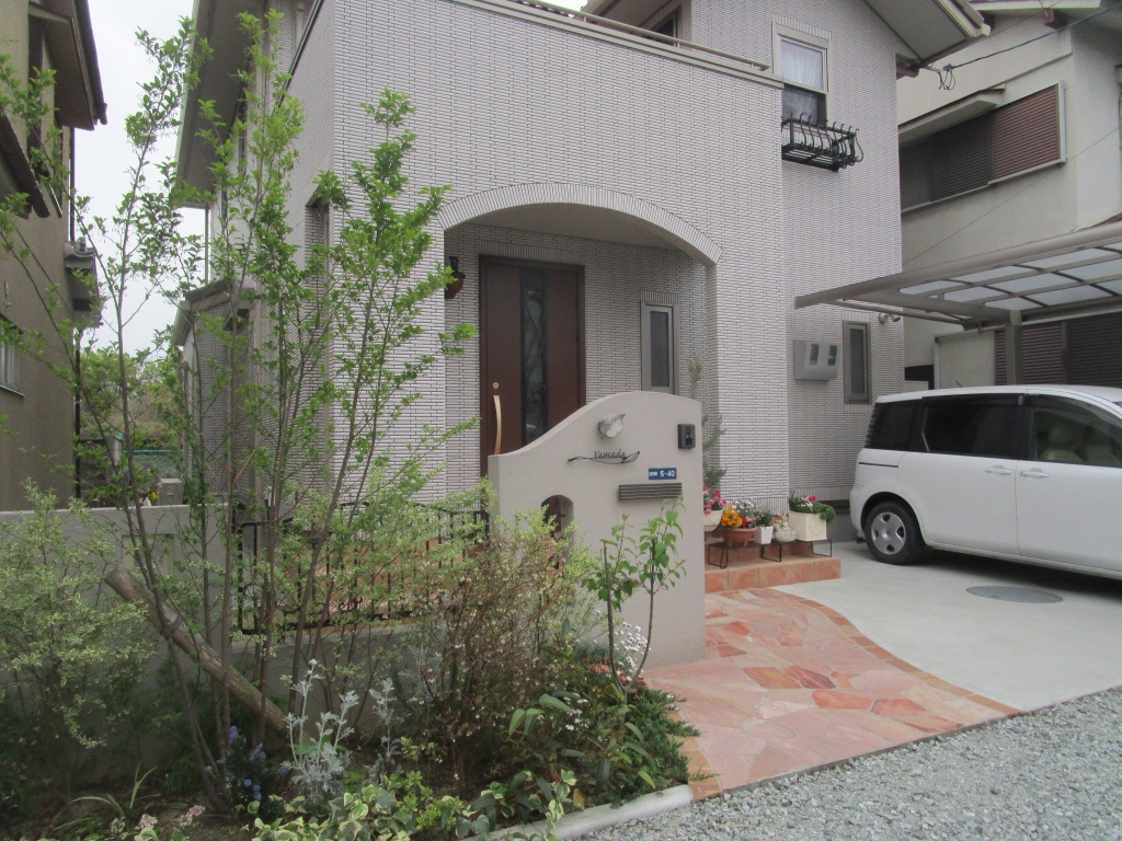 大和高田市 シンボルツリーにエゴノキを 緑溢れるエントランス 奈良の外構 お庭 エクステリアの専門店リーフユニティ